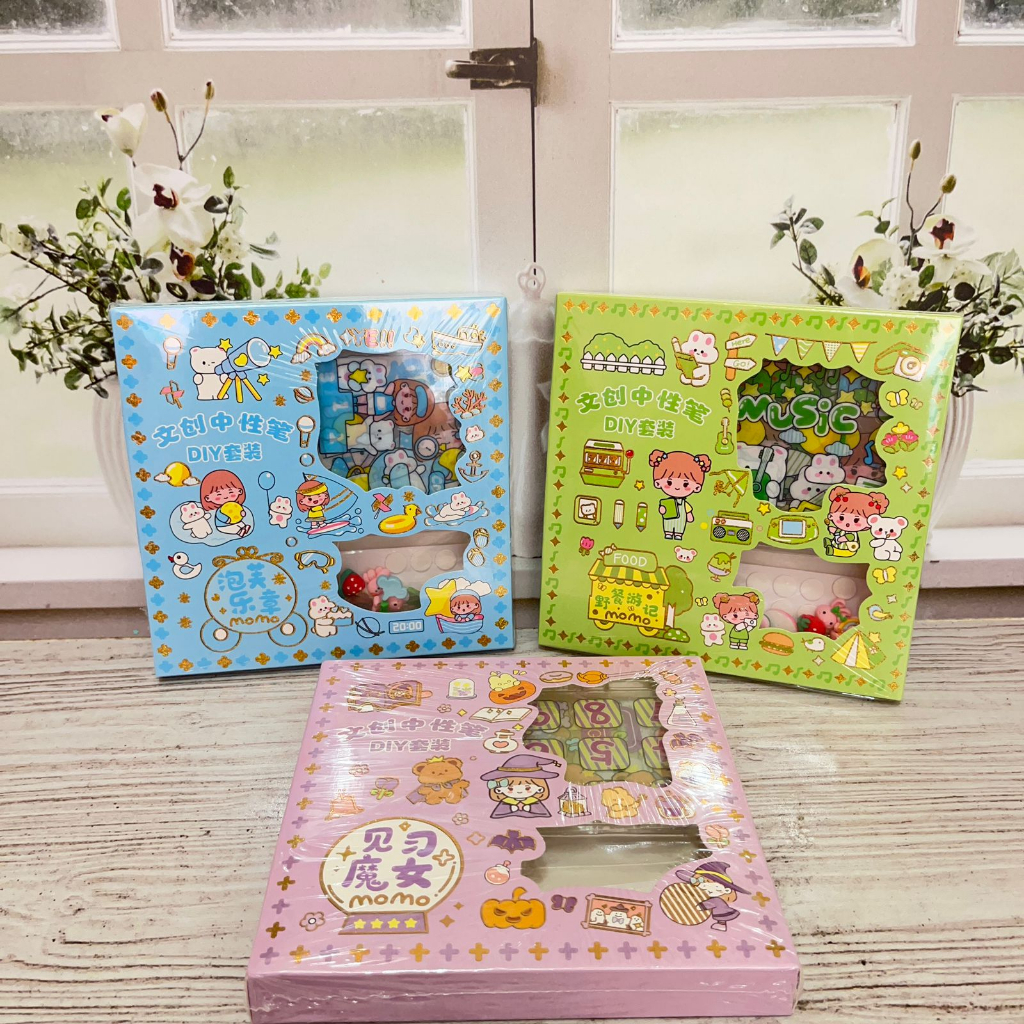 

Paket Sticker Box Momo DIY lengkap ada pulpen stiker aksesoris Fancy / Perlengkapan Kreativitas Anak Terlengkap Harga Termurah best Quality bisa Grosir dan COD
