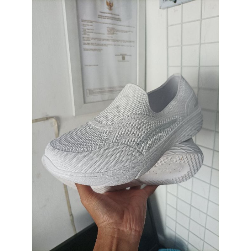 sepatu sport putih karet att anti air