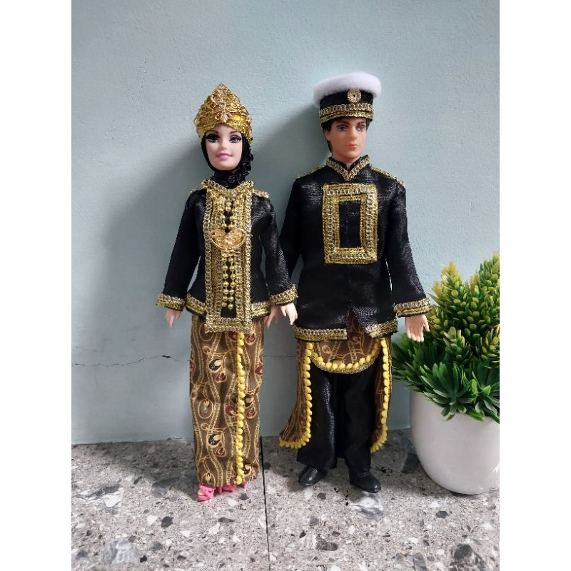 Boneka hias baju adat kutai