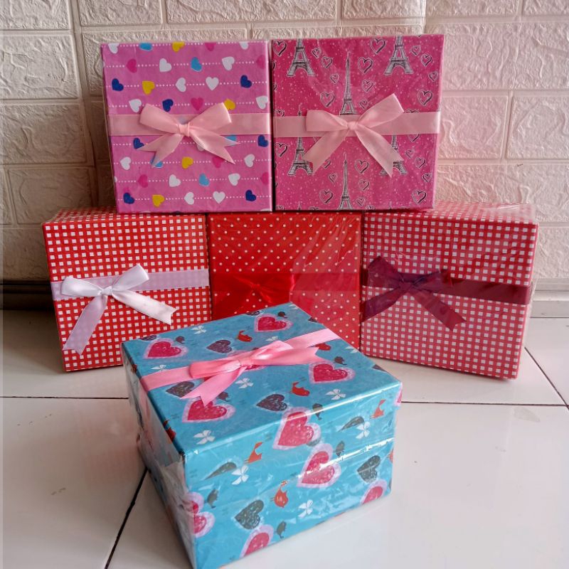 

Kotak Kado Gift Box 17 x 16 x 10cm