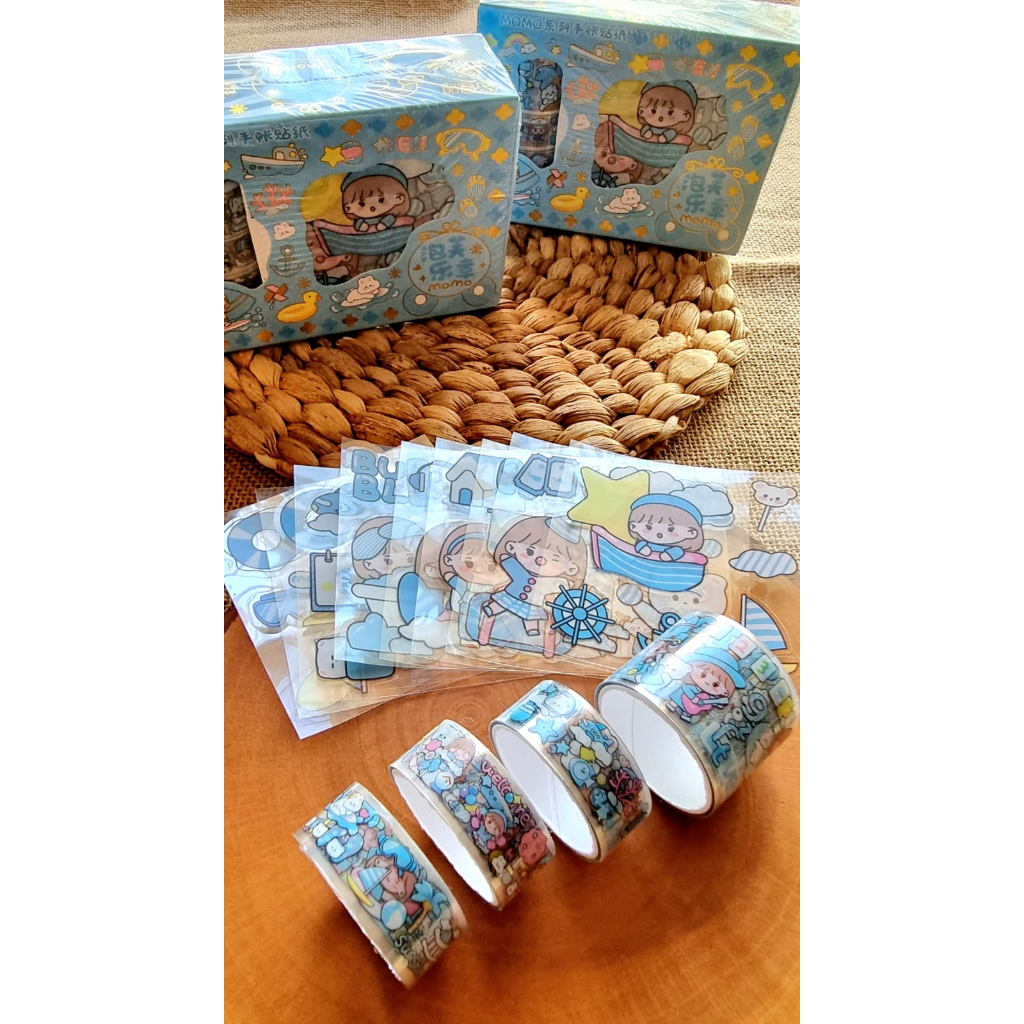 

MOMO Sticker Roll 2D Korean Style Anti Air Dekorasi Kotak Bekal Botol Minum 4 Roll Dan 10 Lembar Sticker