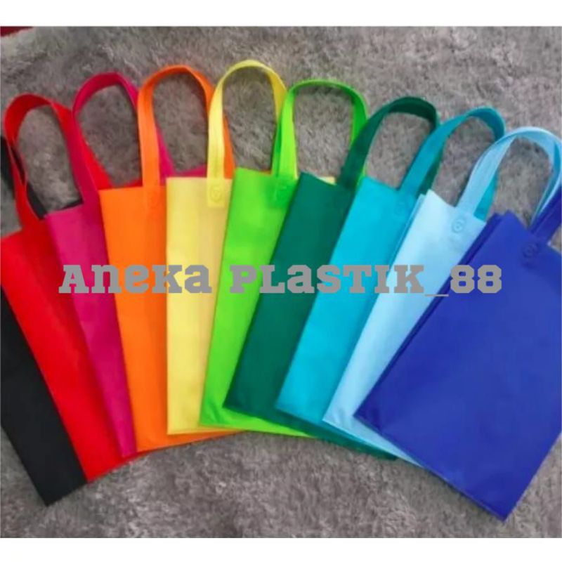 

Tas Spunbond Goodiebag 30x40 x8cm Handle Lipat Samping