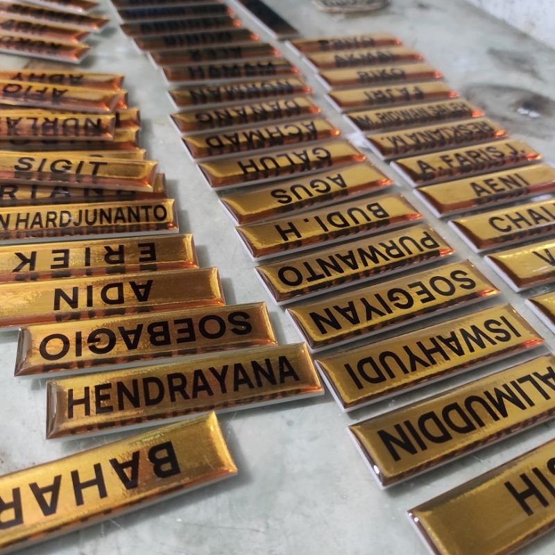 

papan nama dada akrilik / nametag akrilik latar gold peniti