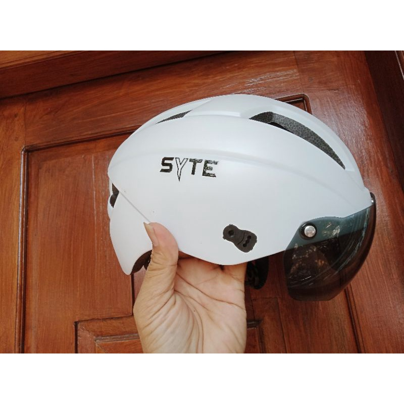 HELM SEPEDA RMB pelindung kepala design modern.