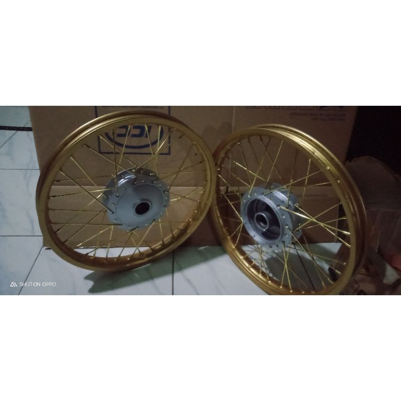velg pelek jari-jari pariasi kuning Honda Astrea grand Copotan