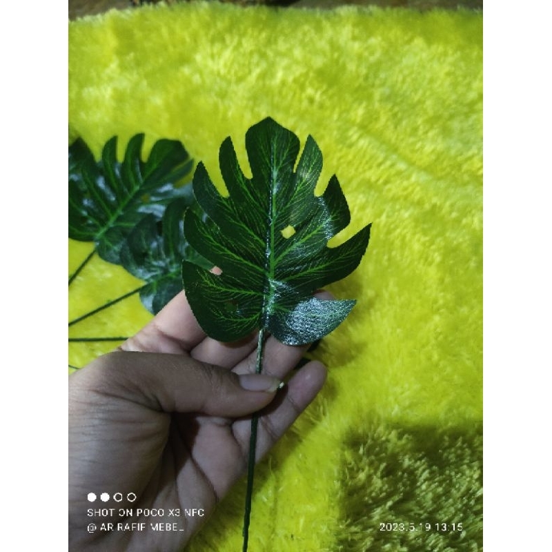 daun monstera mini / daun palsu monstera / daun monstera artificial