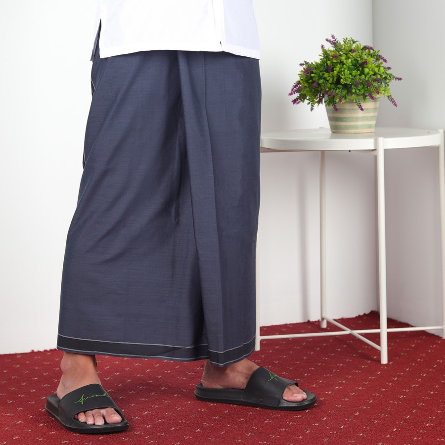 Sarung Polos Pria Dewasa Bahan Premium Lembut Kuat Dan Awet Warna Hitam Biru Navy Hijau Orange Ukuran Jumbo Besar Model Terbaru 2023 Bisa COD Harga Murah