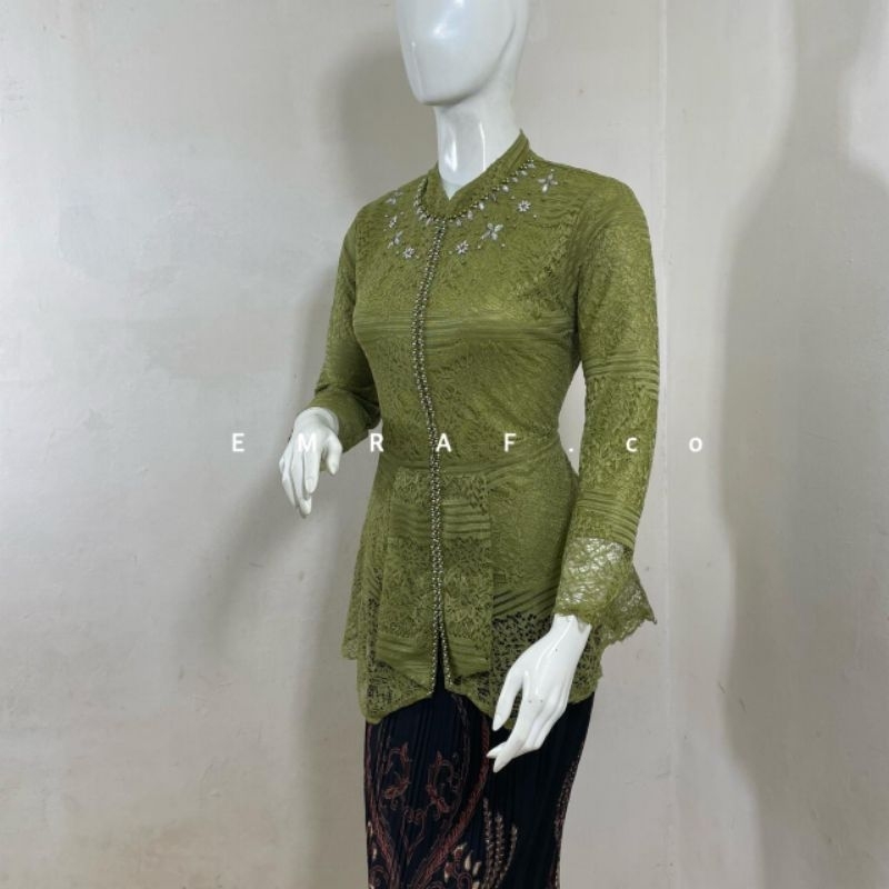 kebaya brokat laura / kebya brokat / kebaya terbaru / kebaya favorite