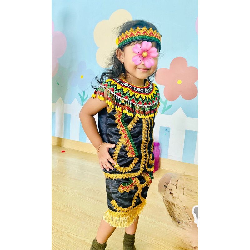 Baju adat Dayak anak perempuan