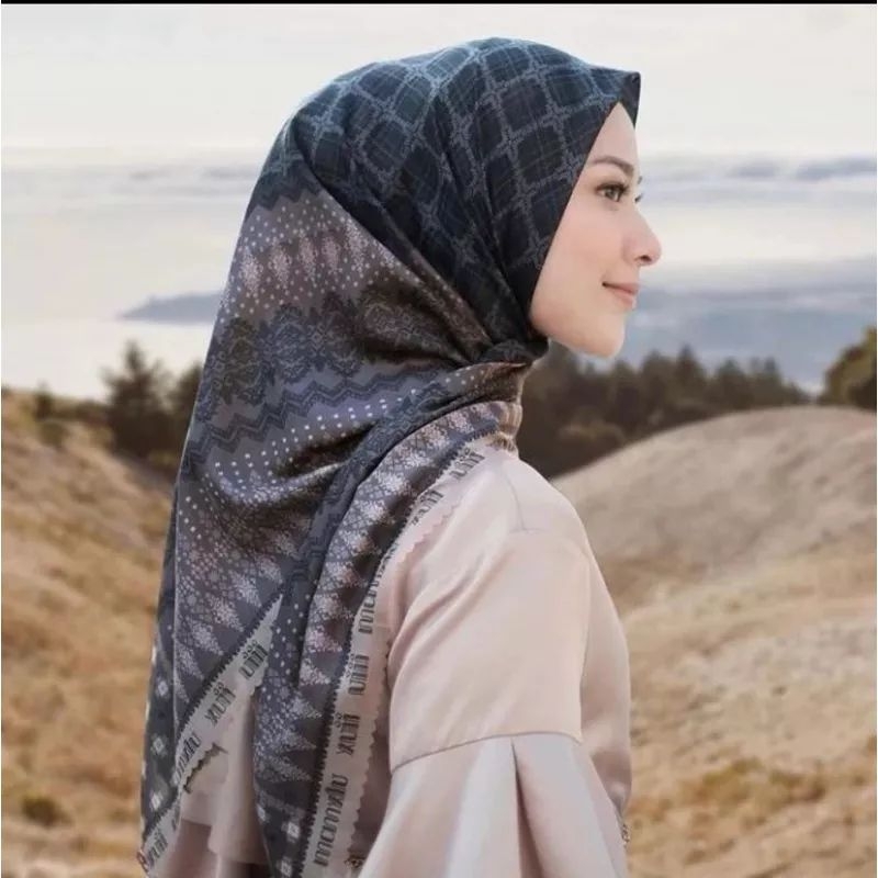 Preloved Dirgahayu Scarf Bajawa Black Vanilla Hijab