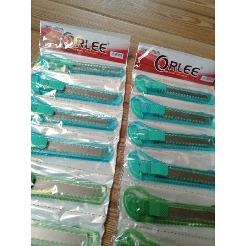 

Cutter Besar merk Orlee Cutter Tajam / Pisau Pemotong Kertas Kardus Anti Karat(1 RENTENG isi 12 PCS)