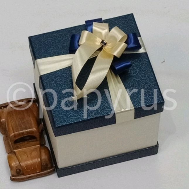 

PAPYRUS Sandwich 15x15 Tinggi 15cm Kotak Kado Gift Box