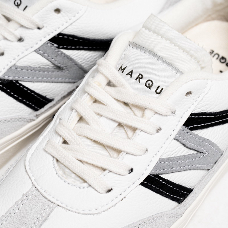 MARQUE.CO - ‘GUSTAV Series-Collaboration with Vront’ Sepatu Casual untuk Pria &amp; Wanita berwarna Putih, dengan Material Kulit, Vulcanised, dilengkapi dengan PU Technology Insole Super Empuk &amp; Nyaman