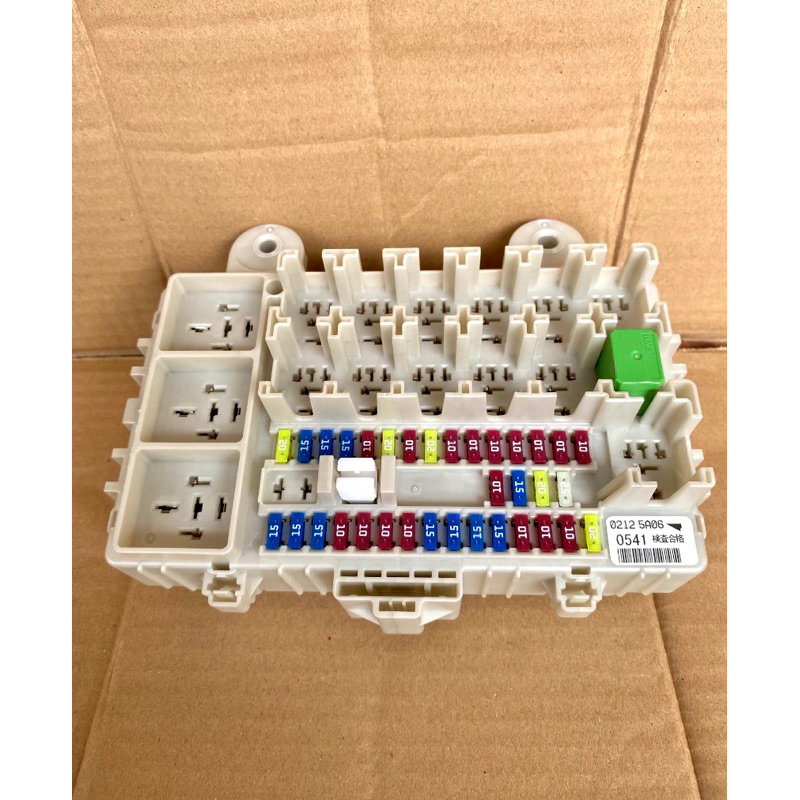 Fuse Box Sikring mobil Isuzu ELF NKR / NMR 71 Giga