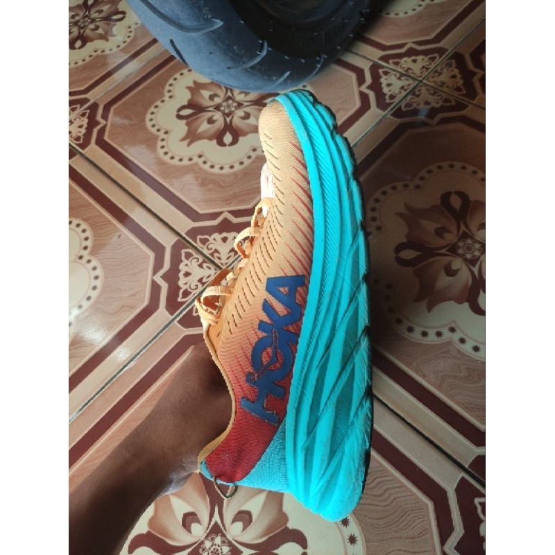 hoka oneone