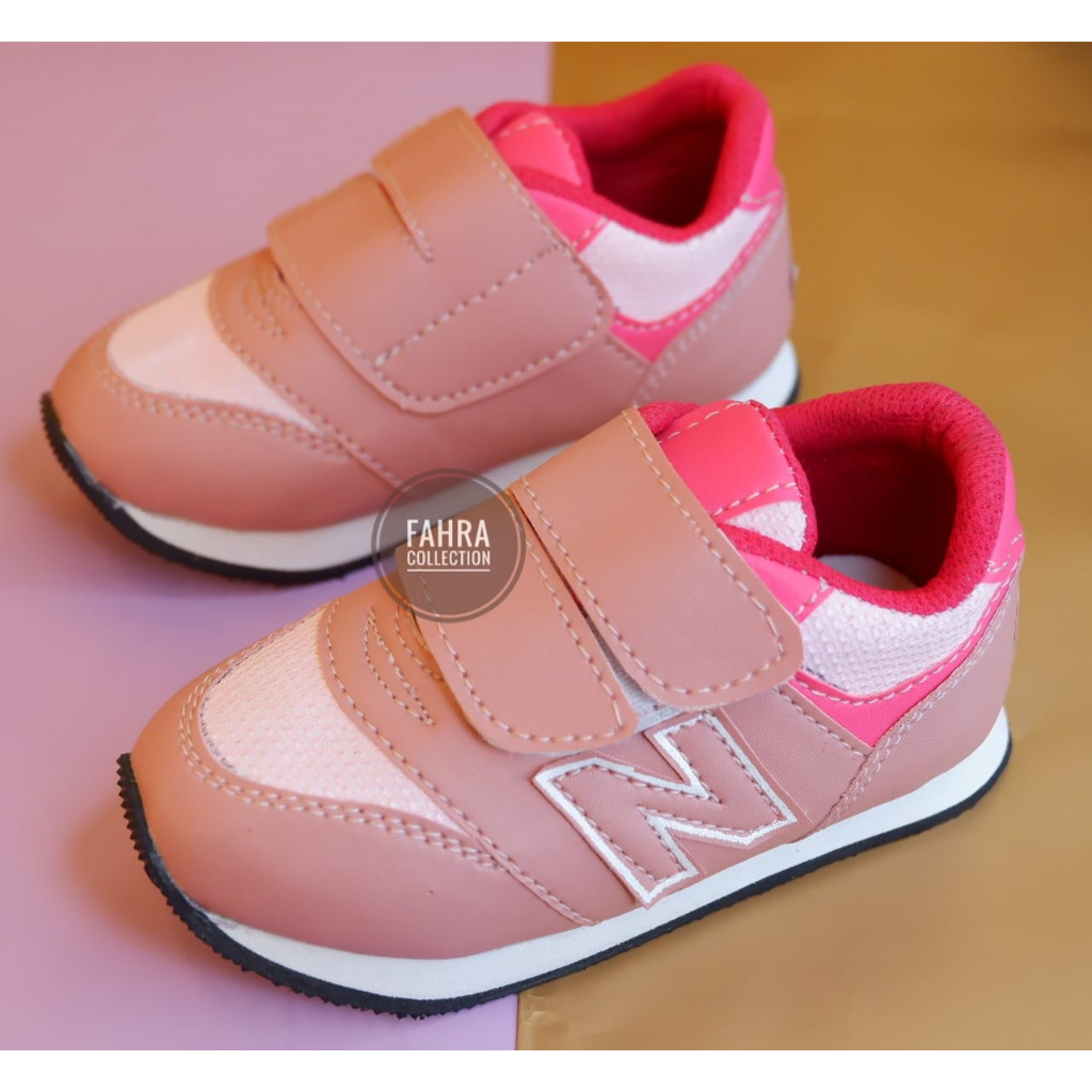 sepatu sneaker anak motif N warna pink