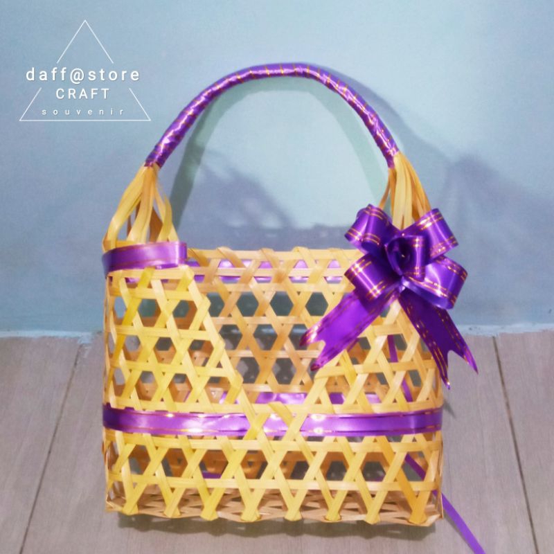 

Tas Keranjang Anyaman Bambu dengan cowak samping / Kemasan Hamper / Parsel / Kado / Buah / Snack