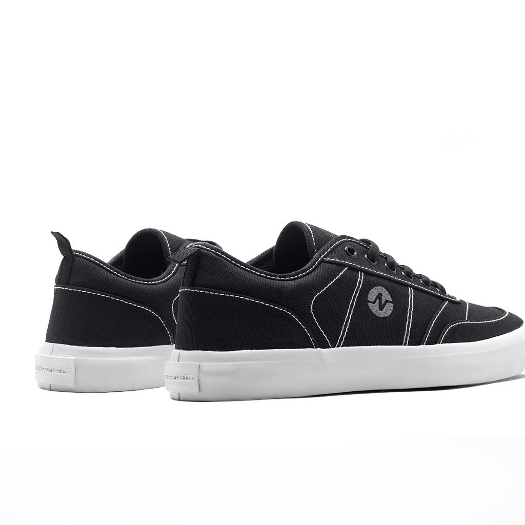 Sepatu Sneakers NAH Project Resilient Warna Black White