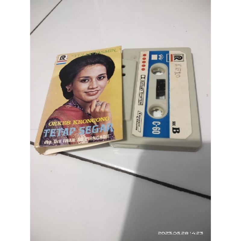 kaset pita yulia yasmin / orkes keroncong tetap segar