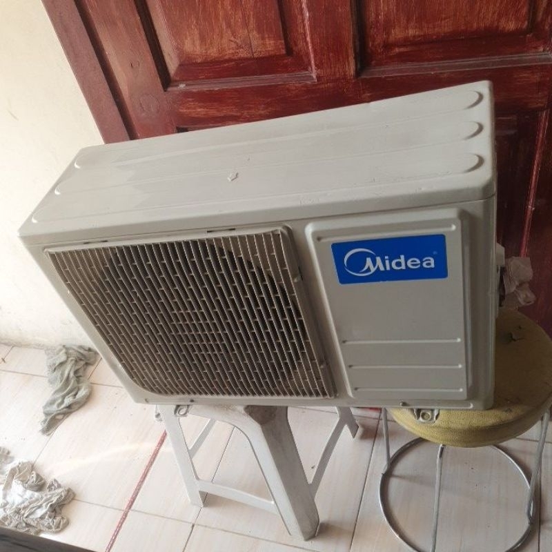 Second Ac Outdoor midea 1/2PK ( Dingin Mantap )