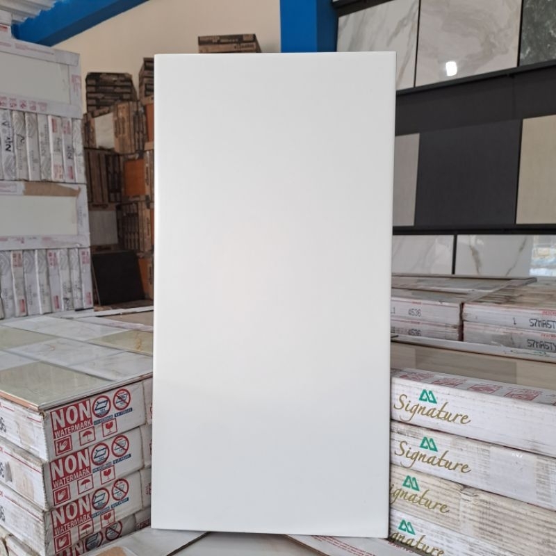 keramik dinding putih polos dop / keramik putih polos / keramik dinding kamar mandi / keramik living