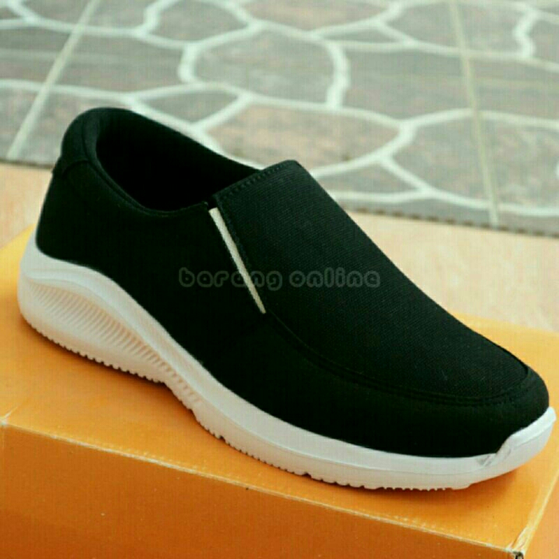 sepatu slip on pria simpel hitam putih so karet bahan kanvas