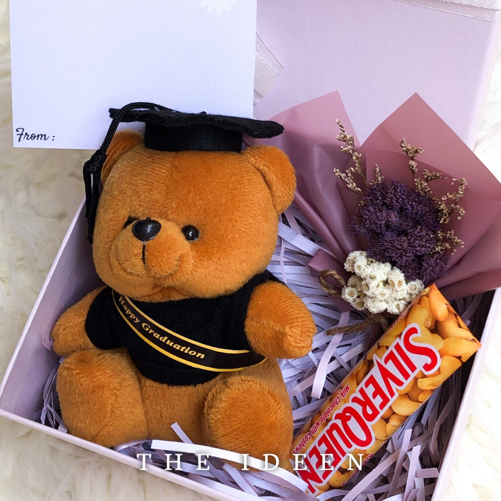 THE IDEEN - 013-02 | HAMPERS WISUDA PINK CEWEK COWOK TEDDY BEAR BUKET BUNGA MINI DAN COKELAT FREE KARTU UCAPAN | HARD BOX PREMIUM KADO BONEKA GRADUATION CUTE GIFT SET AESTHETIC