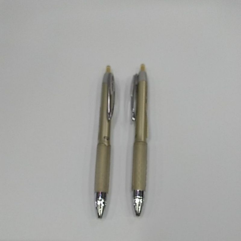

BALLPOINT MITSUBISHI UMN - 207C GOLD UKURAN 0,7MM