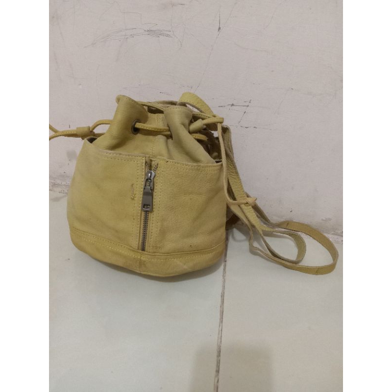 tas wanita second preloved kuning  model serut ,multi fungsi bahan kulit asli