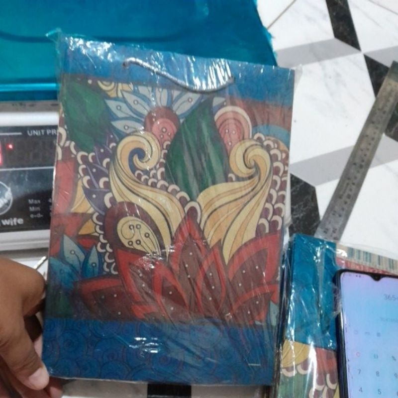 

PAPPERBAG /TAS KERTAS /UKURAN KUGI 18 X 12.5 X 25