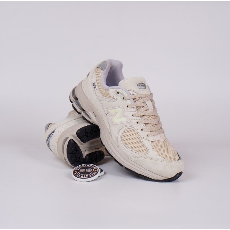 Sepatu New Balance 2002R Aluminium Beige