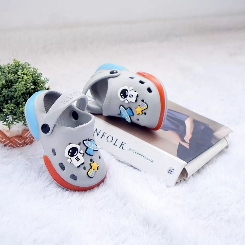 Sandal fuji anak cowok tali belakang usia 2/5tahun motif jibitz lucu terbaru