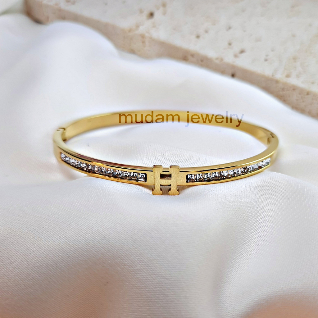 Gelang Bangle Titanium Aksen Diamonds Huruf H