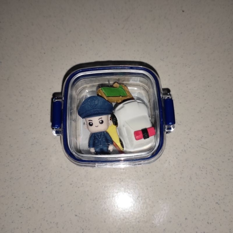 

Penghapus bentuk pemadam, polisi, astronot, ultraman