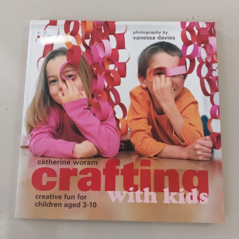 Buku aktifitas Crafting with kids Catherine Woram