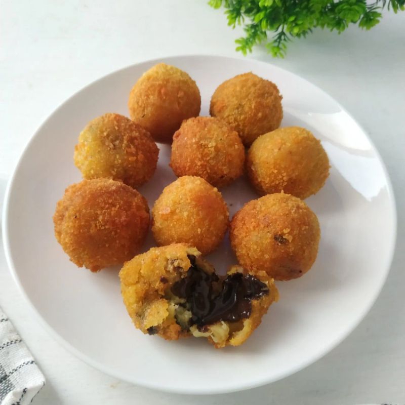 

bola bola pisang isi coklat