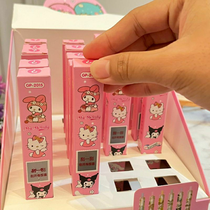 

Pulpen cetek gambar SANRIO MYSTERI pen dalam box isi 1 pcs pulpen box mewah gambar kartun family random kekinian viral unik souvenir ulangtahun gift