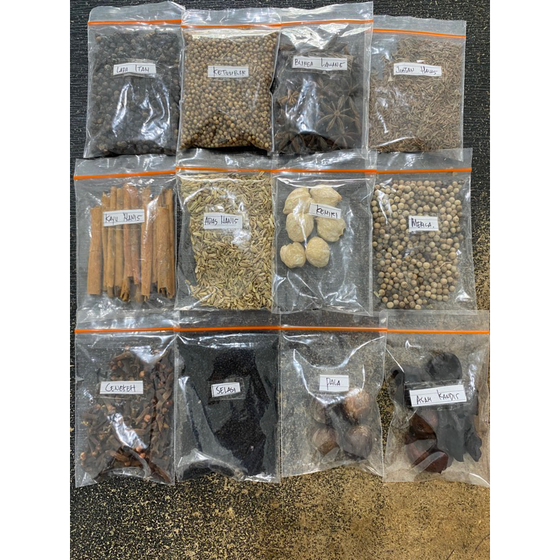 

merica,lada itam,pala,kemiri,bunga lawang,jintan,adas manis,cengkeh,ketumbar,selasi,asam kandis