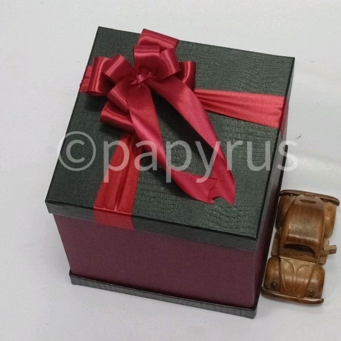 

PAPYRUS Sandwich 20x20 Tinggi 20cm Kotak Kado Gift Box