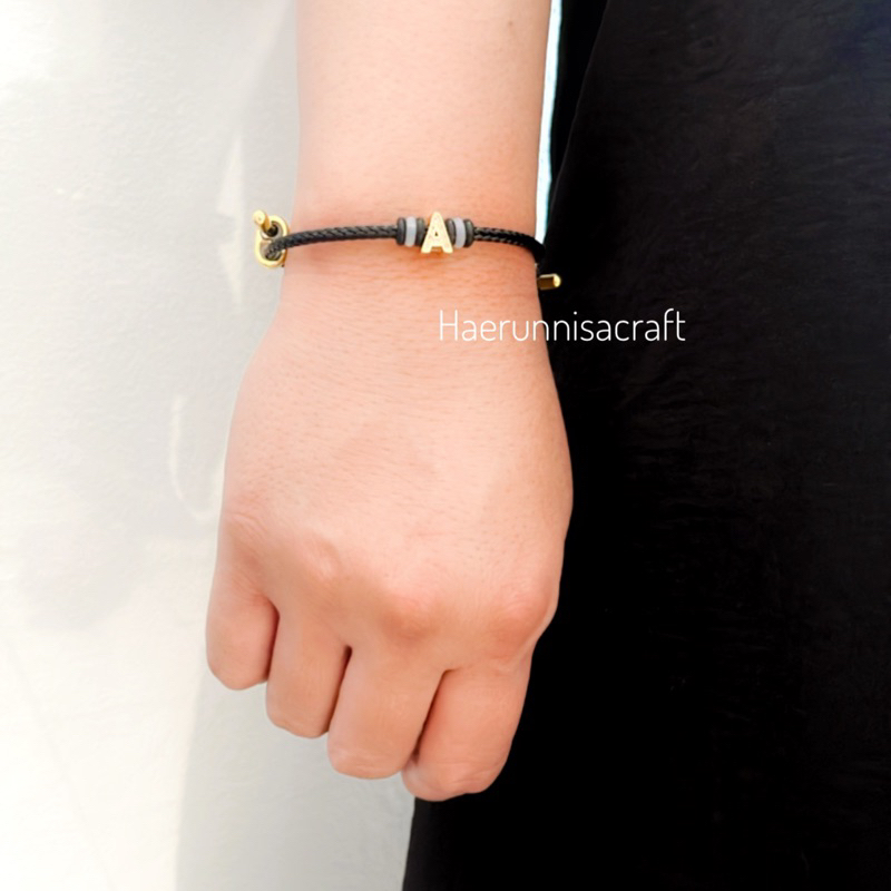 Gelang Tali Kawat Waterproof dan Charm Liontin Inisial Huruf