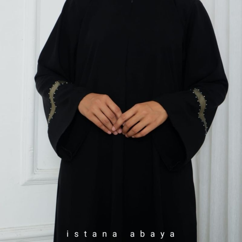 abaya gaun umbrella dg aksen mata blink2 ditangan dipadu pita emas nagita cantik Kak