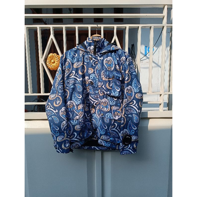 Outfirm Google jaket paisley
