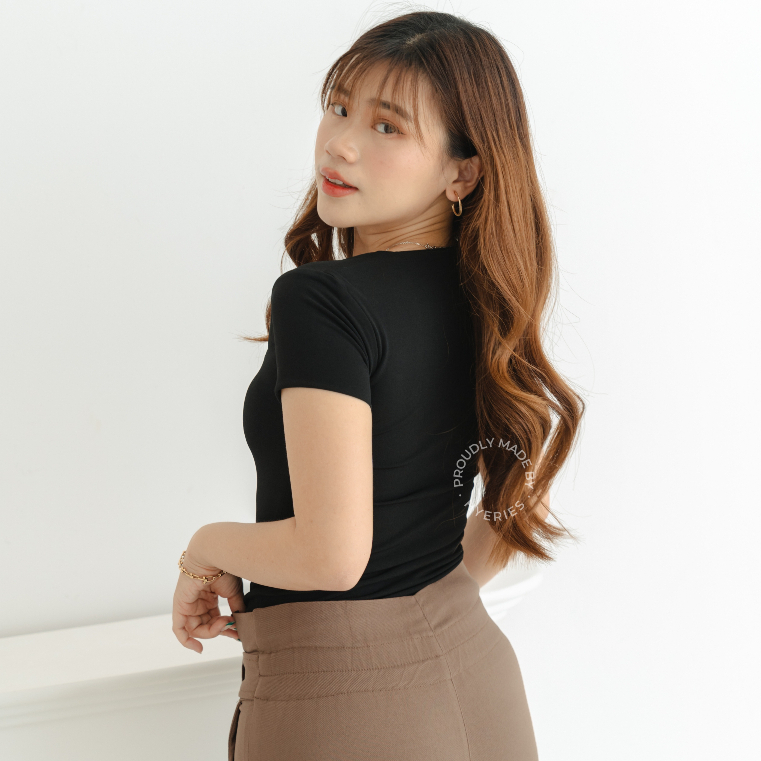 [HYERIES] Ari Top / Top Wanita / Basic Top Short Sleeves / Basic Tee / Atasan Polos Wanita Lengan Pendek / Atasan Kasual Wanita / Kaos Polos Leher Kotak / Bodysuit Wanita / Square Neck Top / Kaos Slimfit / Atasan Kerah Kotak / Atasan Korea / Korean Top