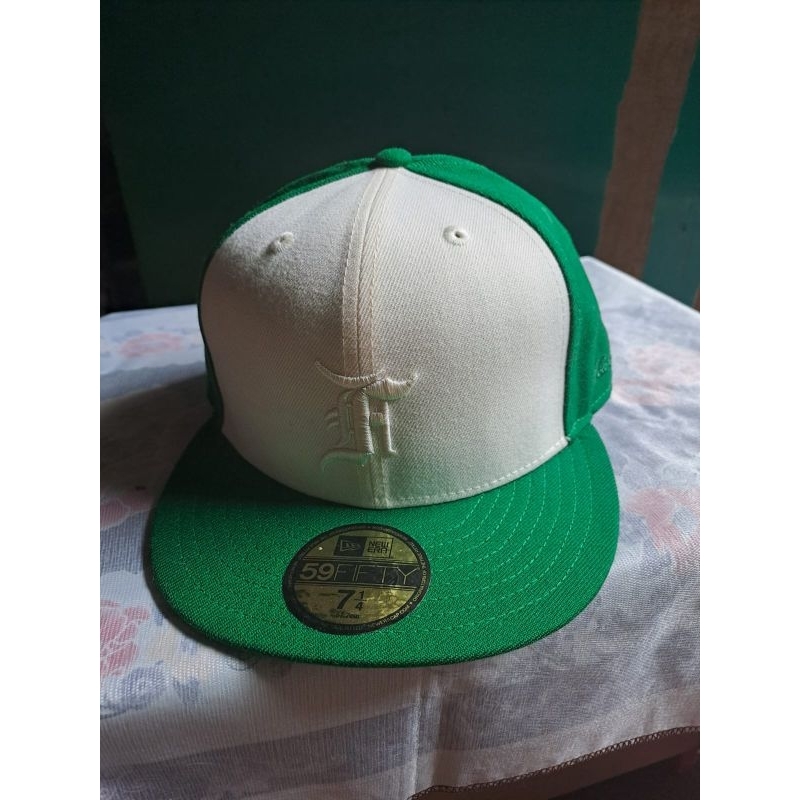 topi snap back new era fear of good (fog)