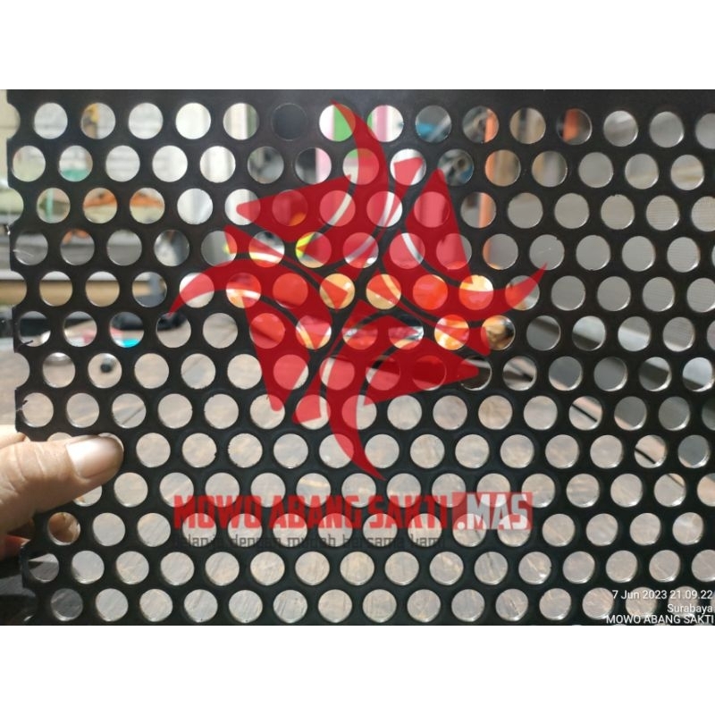 Plat Besi Lubang 12 mm dan lubang 8mm tebal 0,8 mm  100x70 Cm