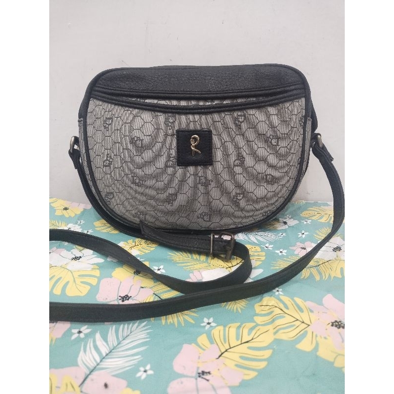 Tas selempang kulit ala Dior