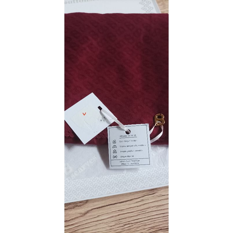 NEW Buttonscarves Tapis Embossed Ruby