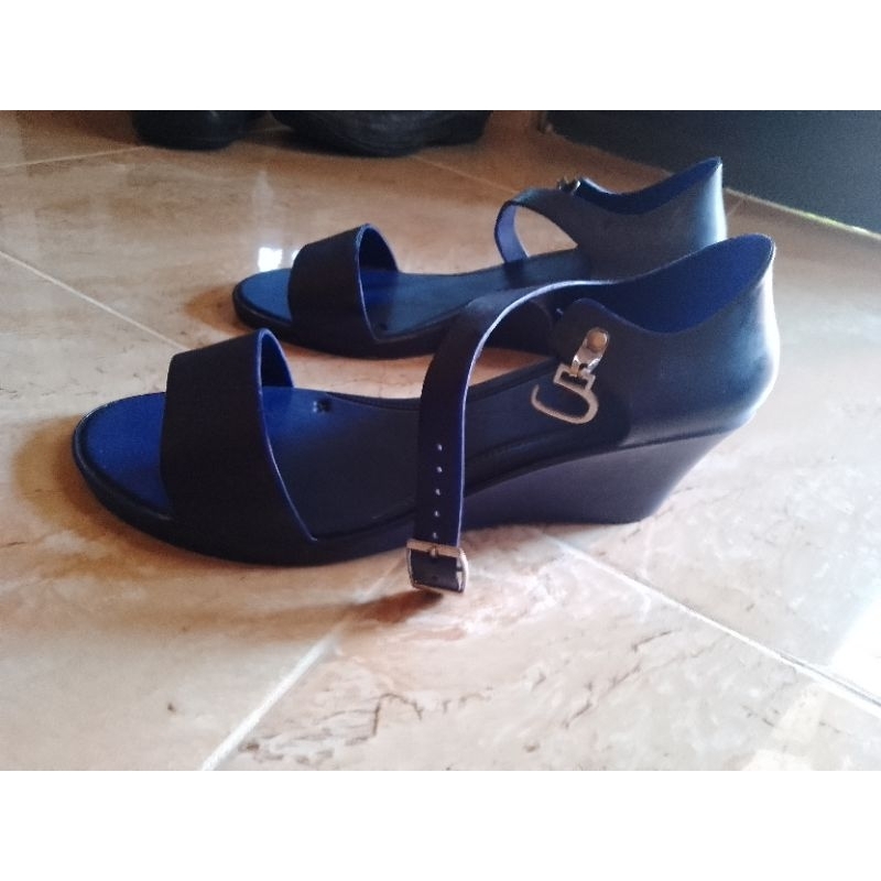 Sepatu preloved wanita