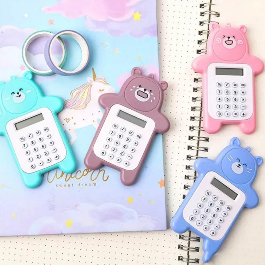 

COD✨Kalkulator Mini lucu 8 Digit Portable Lartun Motif Beruang Calculator Travel Tombol Karet Kreatif Sekolah Stationary Warna-Warni Alat Tulis-Yimer