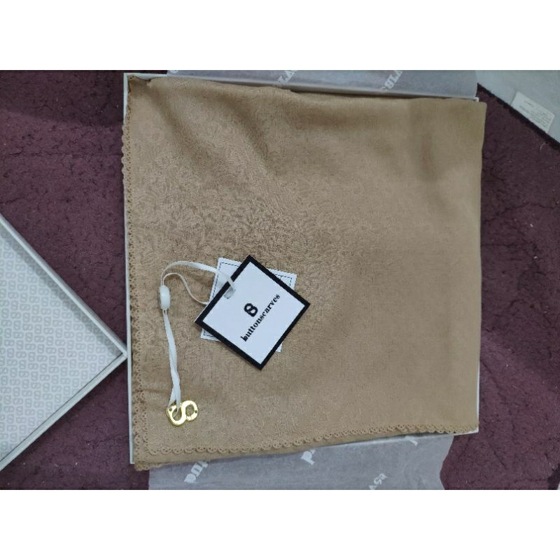 buttonscarves tapis embossed - wheat